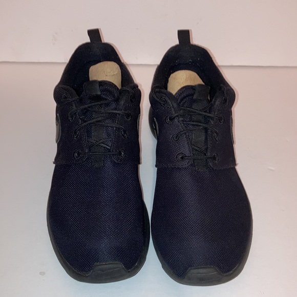2 for $30 Nike Shoes Roshe One Casual Shoes Black Unisex Big Kids Size 5Y - Picture 2 of 8